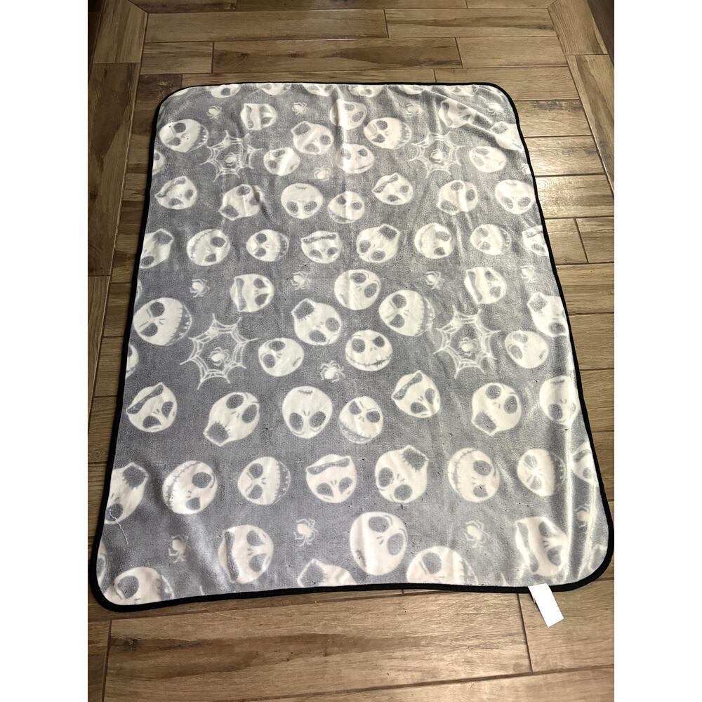 The Nightmare Before Christmas Faces Glow-In-The-Dark Soft Throw Blanket - Picture 12 of 13